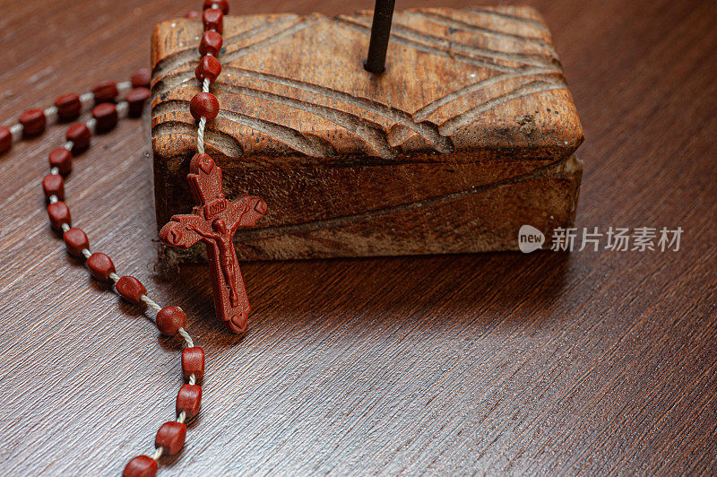 信仰——祈祷玫瑰经是罗马天主教徒的一种宗教仪式