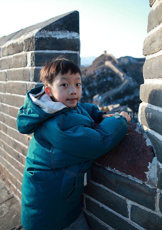 男孩在长城上徒步旅行