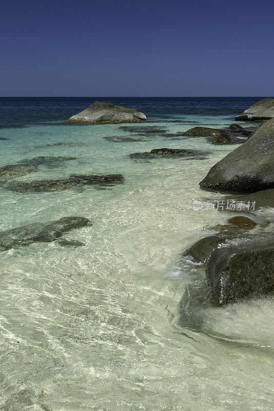 马来西亚婆罗洲的岩石海滩上清澈平静的海水