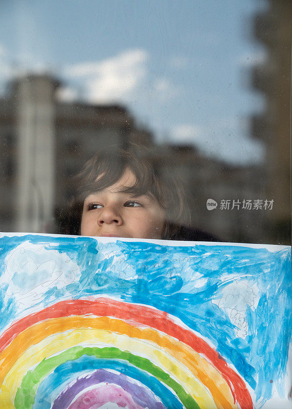 新冠肺炎隔离期间，一名学童透过窗户看东西