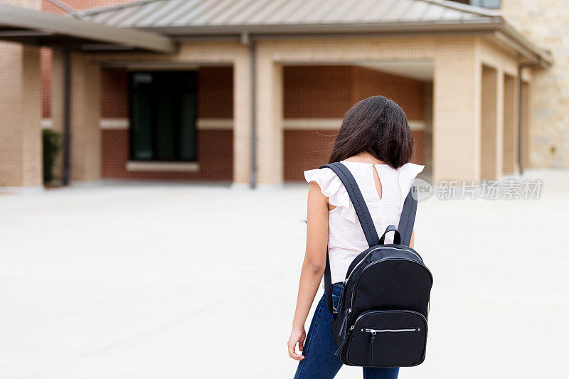 心烦意乱的中学女生的后视图