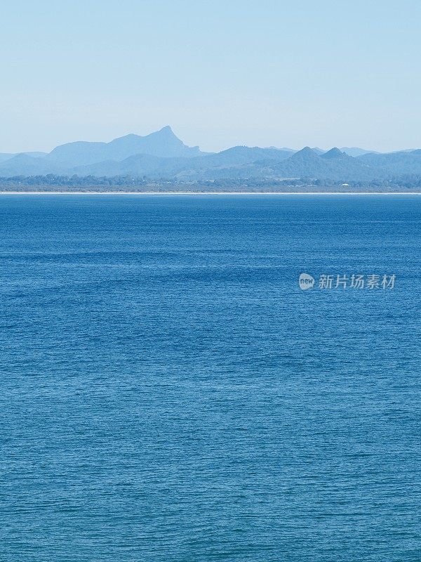 穿过海湾的警告山