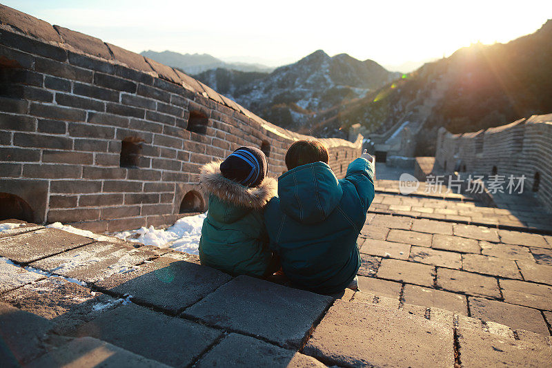 男孩在长城上徒步旅行