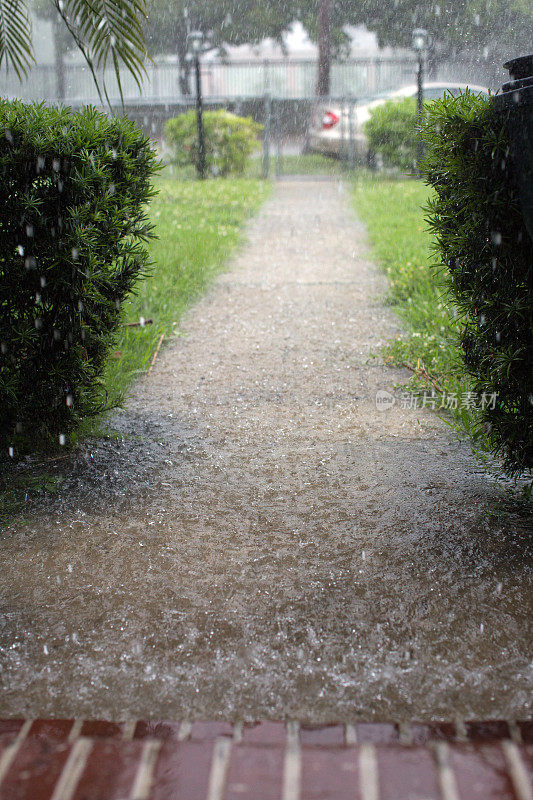 雨水导致住宅前院发生洪水