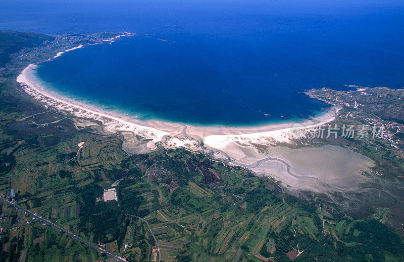 西班牙加利西亚最长的卡诺塔海滩的航拍照片