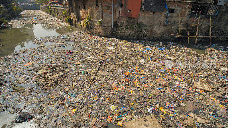 达拉维贫民窟的一条肮脏的河流。孟买。印度