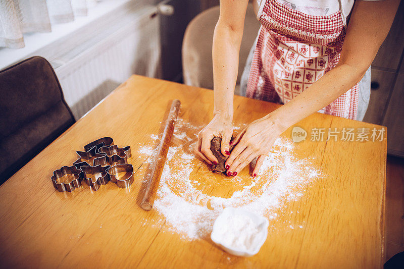 准备姜饼曲奇的成熟女人