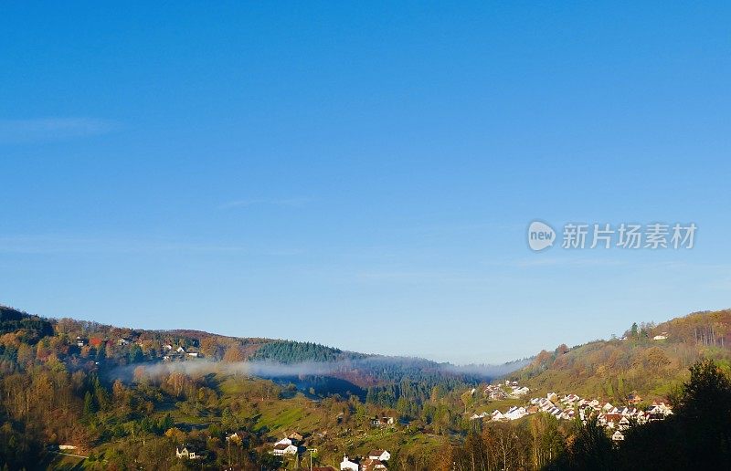 晨雾笼罩着山村