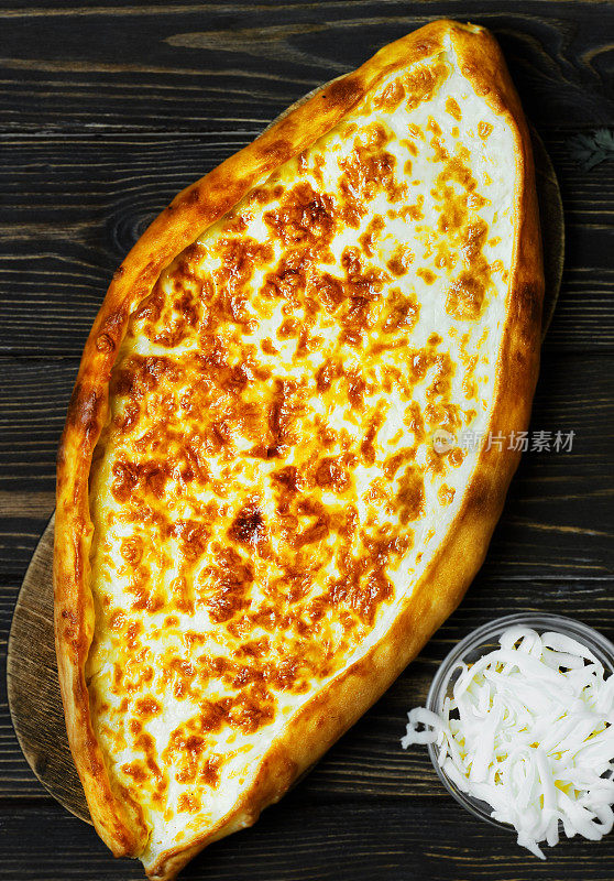 土耳其奶酪大饼。卡萨丽在深色的木桌上分开。平的。传统土耳其披萨