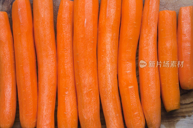 把胡萝卜削成一排。