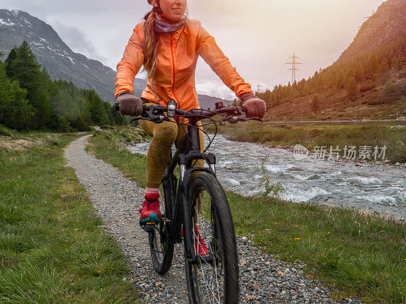 山地自行车在瑞士的小路上