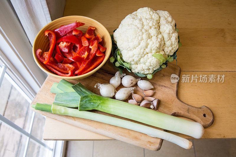 菜板上的蔬菜
