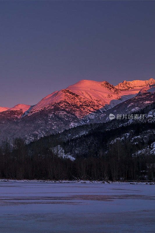 冬季，BC州惠斯勒附近的Alpenglow山景。