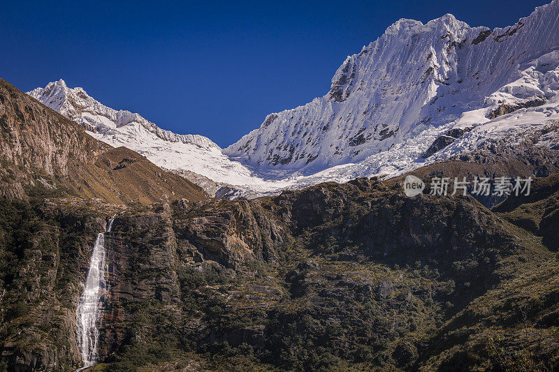 布兰卡山脉:Chacraraju山体瀑布-安第斯山脉附近的瓦拉兹，秘鲁