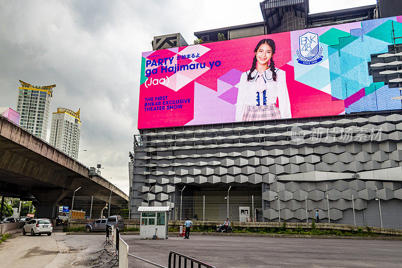 在泰国曼谷大都会的购物中心大楼里，巨大的彩色屏幕。淮河Khwang。