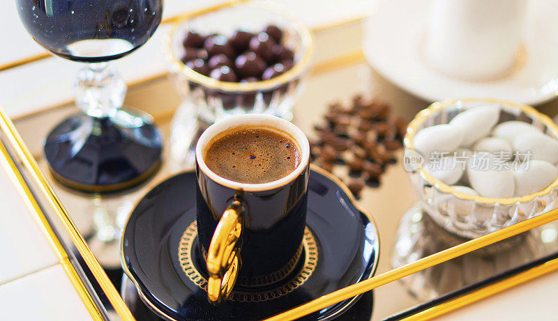 土耳其咖啡和土耳其软糖与传统浮雕金属托盘和杯子，土耳其咖啡和土耳其软糖