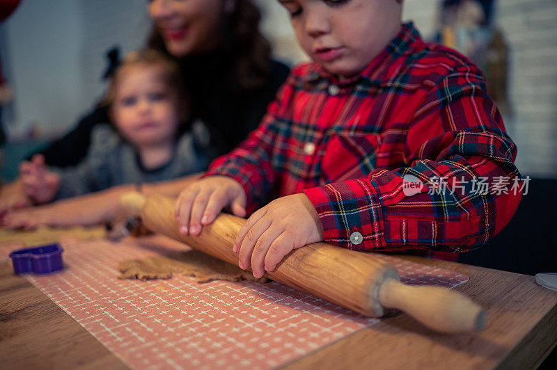 快乐的孩子女孩烤圣诞饼干库存照片