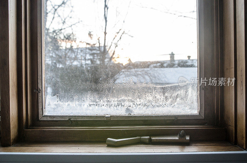 窗户上凝结和结霜