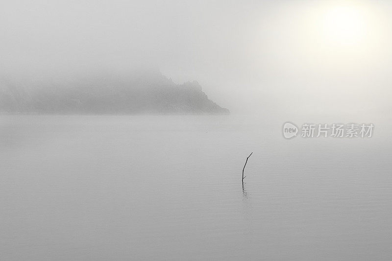 极简抽象的单色水景。一个有雾的大山湖的鸟瞰图。