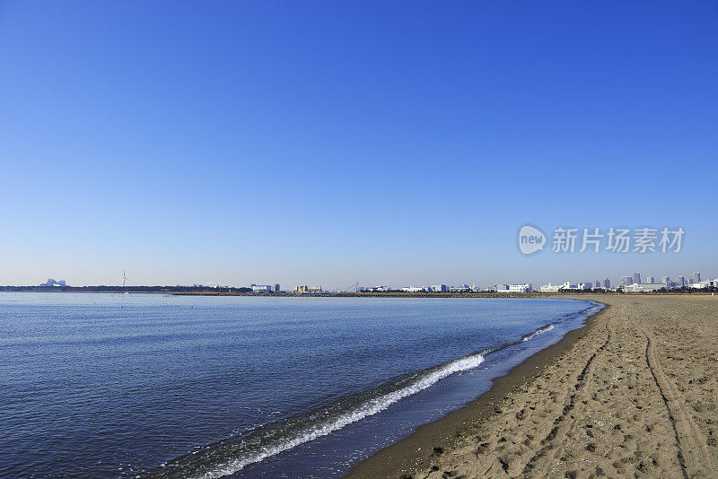 从东京湾地区的城市天际线对晴朗的天空