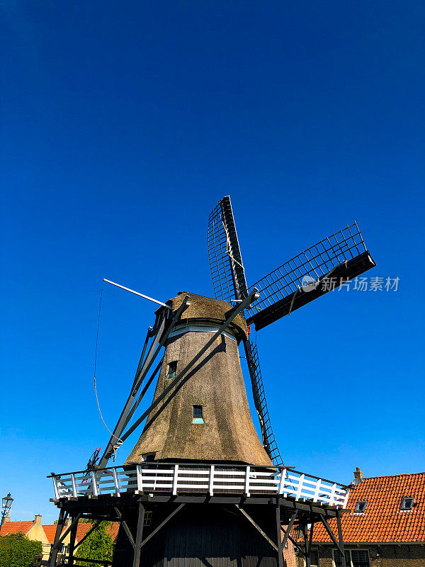 斯洛腾，弗里斯兰，荷兰:风车与充满活力的蓝天背景