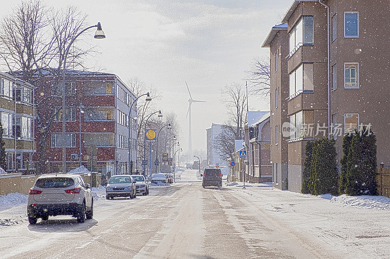 芬兰哈米纳市的城市街道。发电机风力涡轮机在一个城市街道的背景。