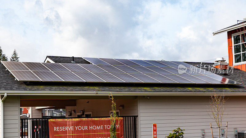 阿灵顿新家庭社区别墅屋顶上的太阳能电池板