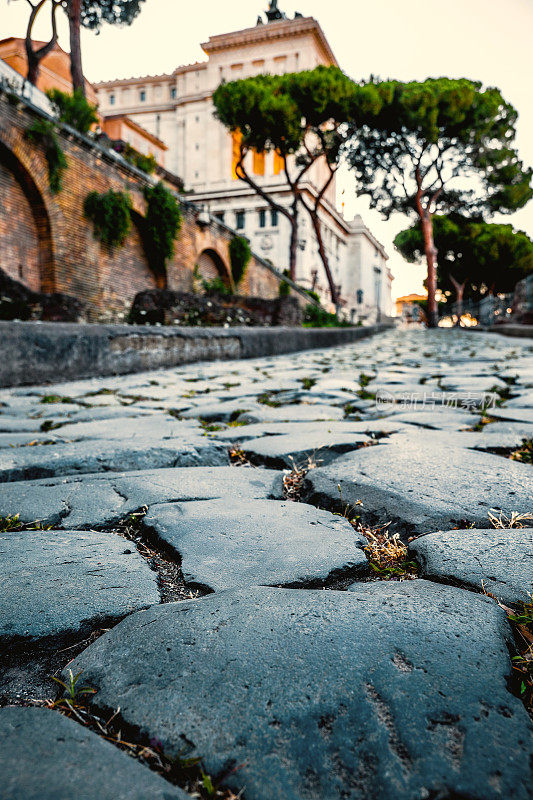 罗马市中心卡比托利山附近的原始罗马人行道
