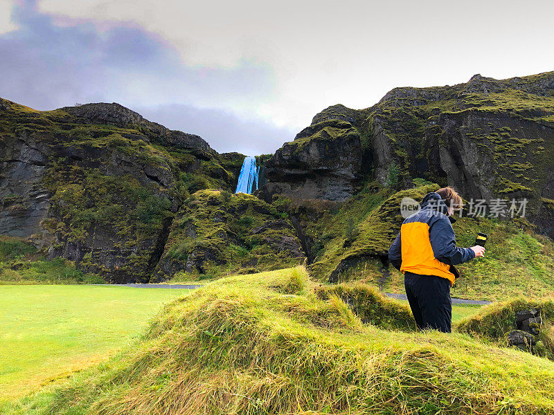 游客在Gljúfrabúi瀑布，冰岛南部(靠近Seljalandsfoss)