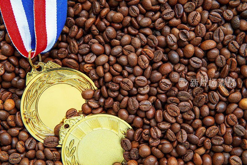 在咖啡豆上带丝带的金牌