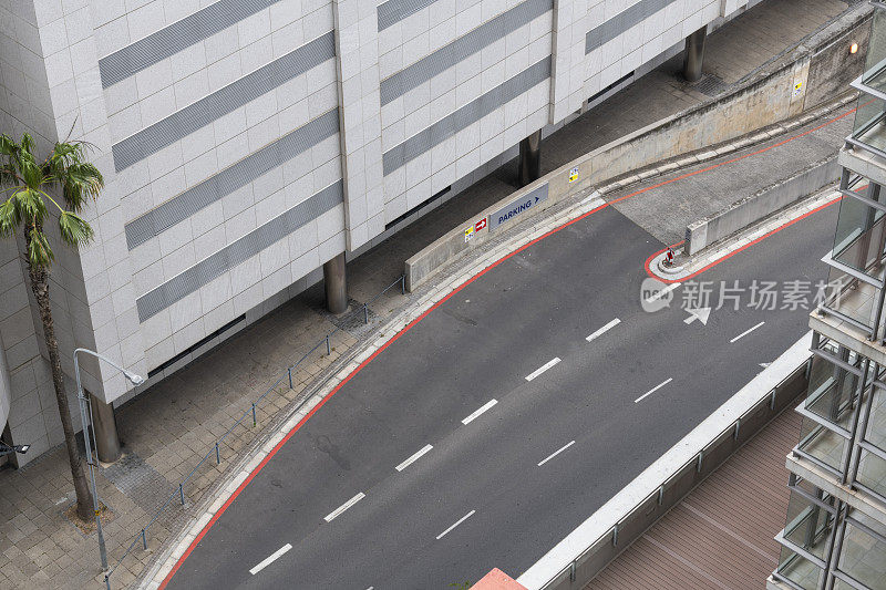 开普敦有公路和市中心，夜间