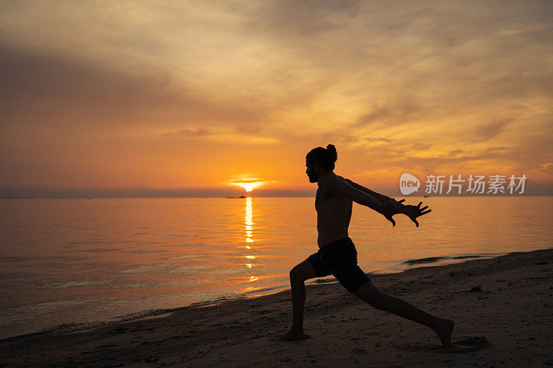 海滩上的瑜伽