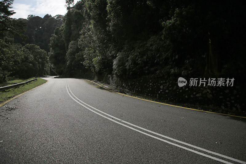 空无一人的道路