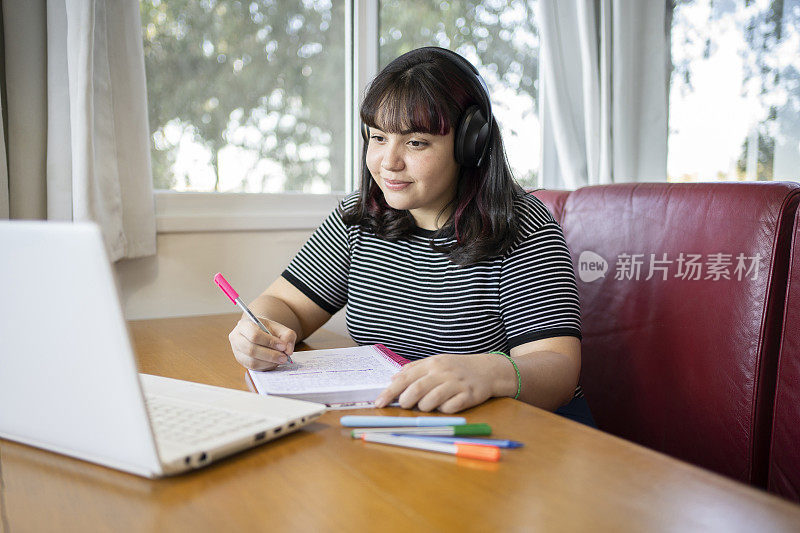 在家庭教育和远程教育中学习的年轻女性。