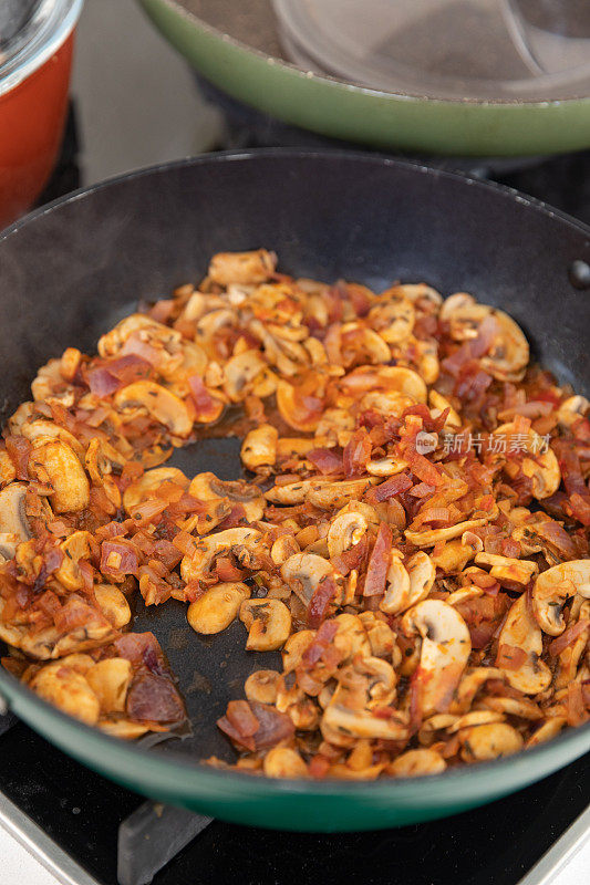 女厨师sautés素食香肠配料