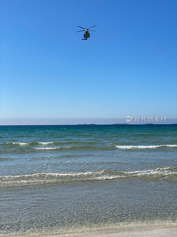 直升机在飞行中。用于北海的石油工业运输工人进出海上石油和天然气设施。