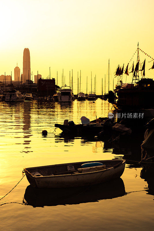 维多利亚港铜锣湾避风塘的夕阳