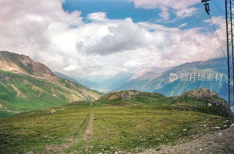 古董照片和老复古复古风格正片扫描，80年代山景山顶，圣。莫里茨、瑞士