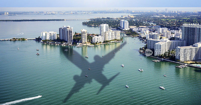 迈阿密上空的飞机阴影。