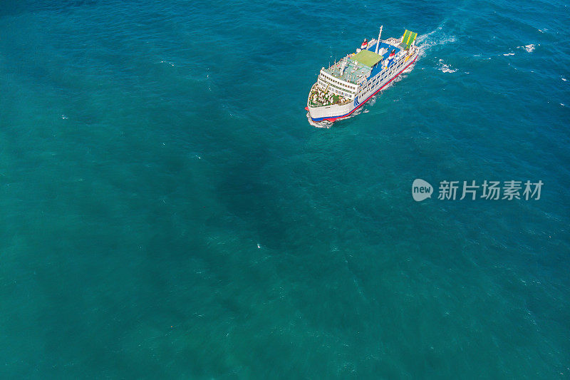 空中摆渡在阳光明媚的大海上蔚蓝的水面上