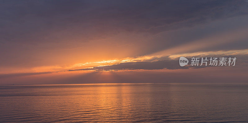 戏剧性的海景在都勒斯海滩的全景