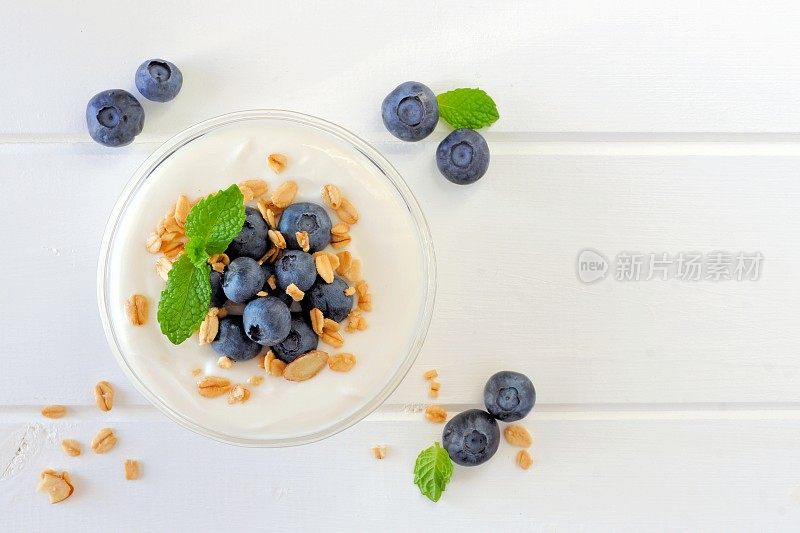 酸奶配蓝莓，格兰诺拉麦片，白木上面的景色