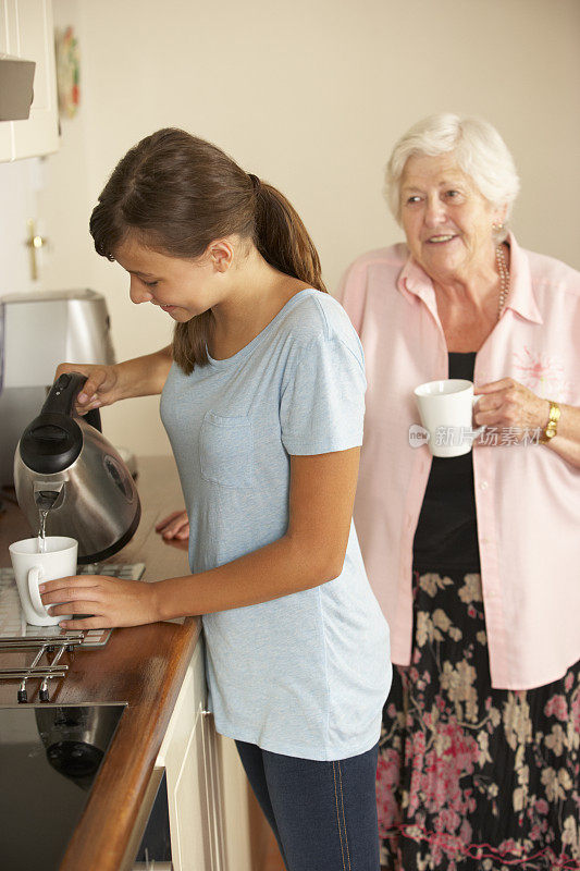 十几岁的孙女和奶奶一起喝茶