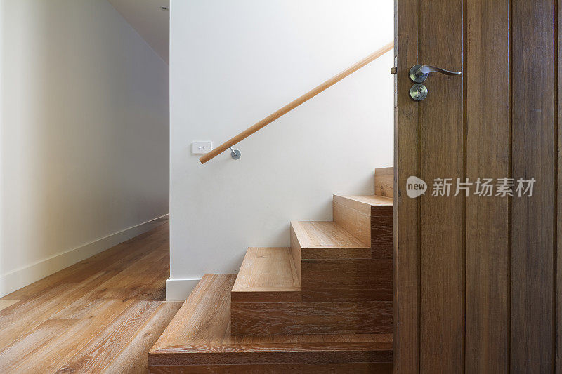 现代橡木楼梯的前门旁边水平