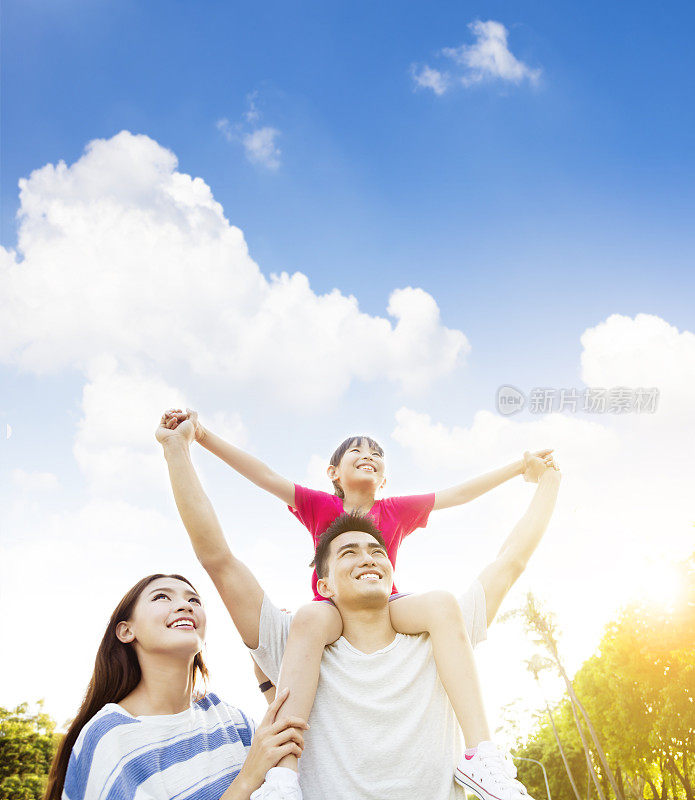 云背景下的幸福亚洲家庭