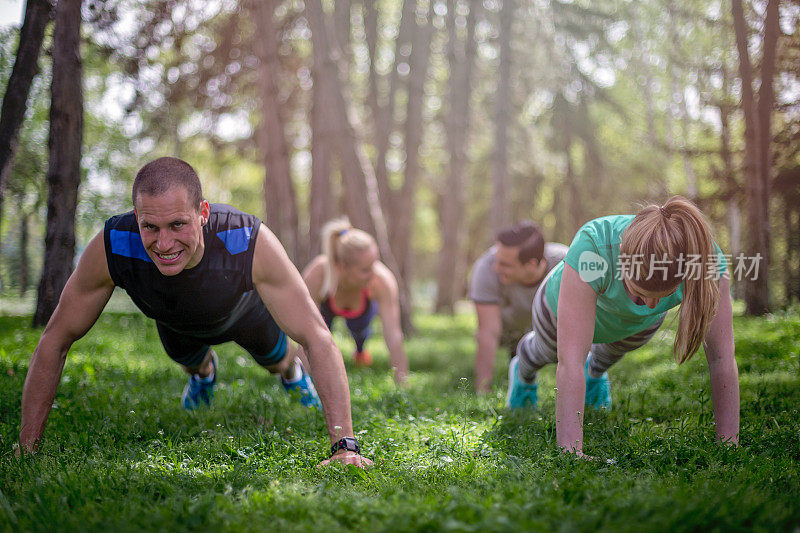 一群人在草地上锻炼