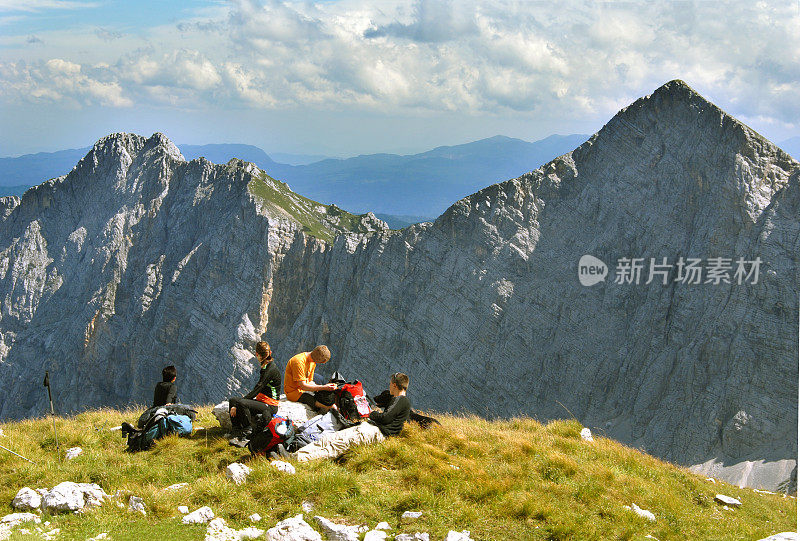 在山顶休息的一群登山者