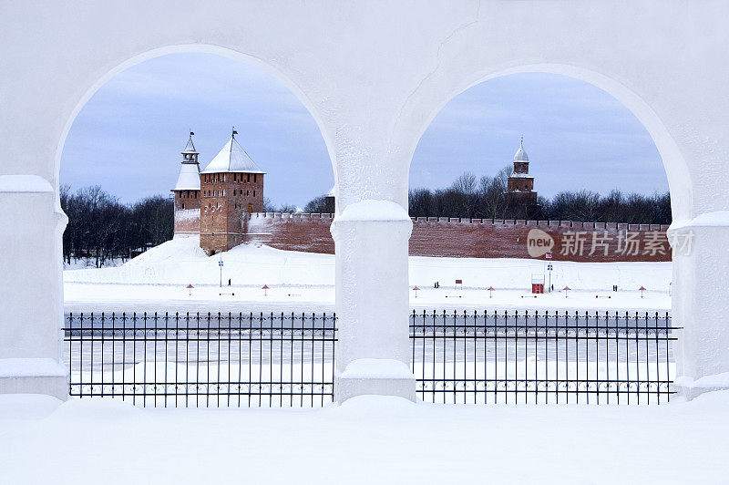 两个雪白的拱门为古老的红色城堡创造了美丽的框架
