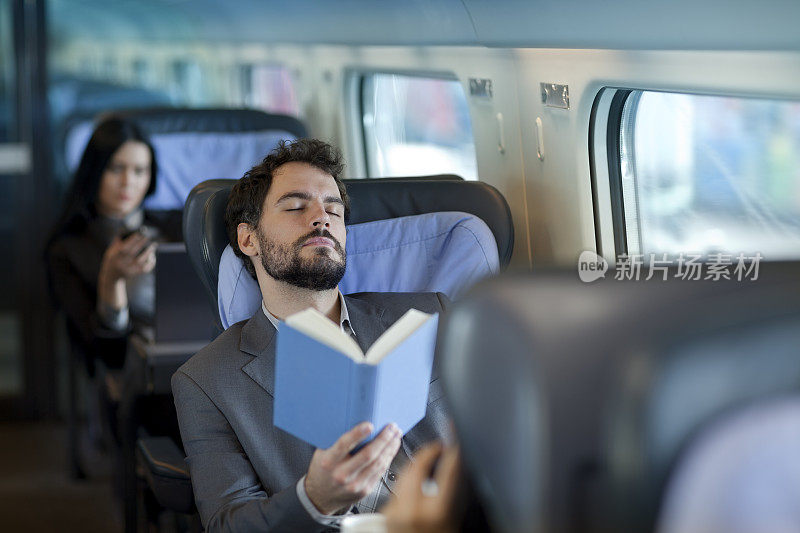 商人在火车上看书时休息
