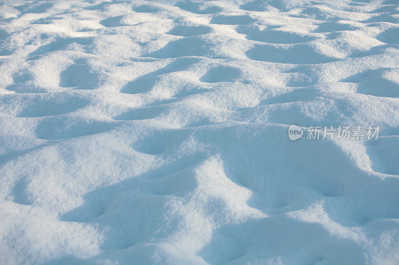 傍晚太阳下的雪面